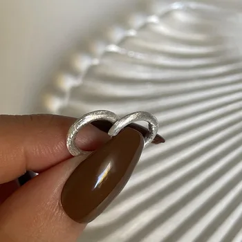 Обеци-халки с матирано пръстен за жени и мъже, Прости геометрични Метални орнаменти сребрист цвят, Малки обнимашки, аксесоари