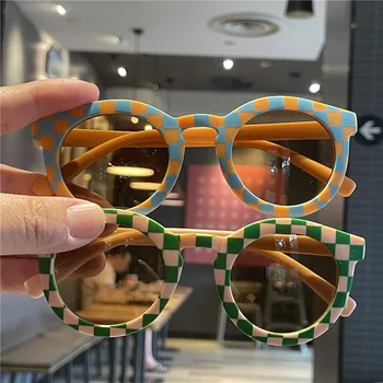 Модерен и персонализирани детски слънчеви очила в пунктираната, детски слънчеви очила в шахматна дъска модел, слънчеви очила за момчета,