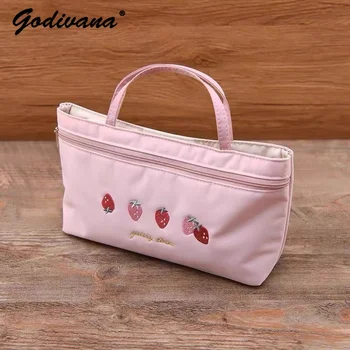 Японската Ins Косметичка с бродерия и принтом пресни ягоди, чанта за бебешка количка с множество офиси, преносим чанта подложка, една малка ръчна чанта