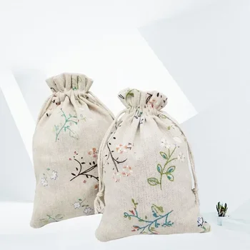 Хлопчатобумажный торбичка с едно клонче и цветен модел, навързани на съвсем малък, малка платнена торбичка, опаковане на билки, подарък пакет за бижута